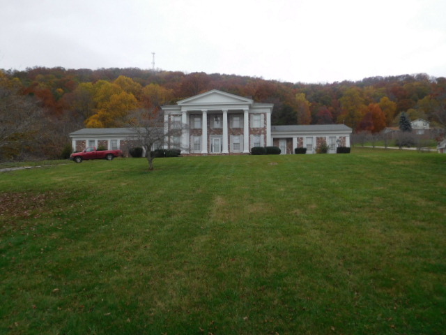 Virginia E. Sisson Estate  Two Ring Auction Morristown, Tennessee Auction is on.. heated tent... No snow in Morristown - DSCN4916.JPG